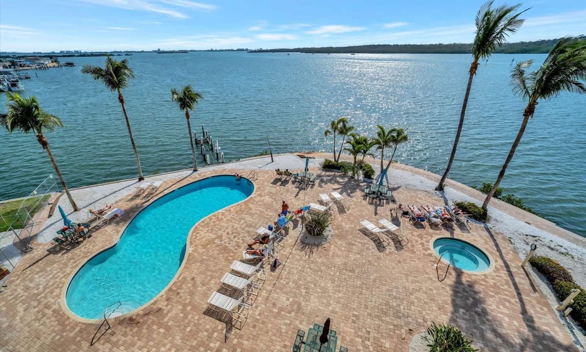 St. Petersburg - Clearwater Apartamento | Sunlit Bayview Suite Balcony Pool Hot Tub