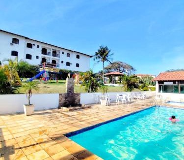 Sao Pedro da Aldeia Apartamento | À 20min da PRAIA do Forte - TOP 1 QUARTO com ESTACIONAMENTO em Condomínio com VISTA INCRIVEL - PORTARIA 24h, PISCINA, Sauna e Parquinho Infantil - Apartamento com Ar condicionado, Smart TV, Wi-Fi, Cozinha Completa, apenaaldeia