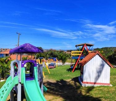 Sao Pedro da Aldeia Apartamento | À 20min da PRAIA do Forte - TOP 1 QUARTO com ESTACIONAMENTO em Condomínio com VISTA INCRIVEL - PORTARIA 24h, PISCINA, Sauna e Parquinho Infantil - Apartamento com Ar condicionado, Smart TV, Wi-Fi, Cozinha Completa, apenaaldeia