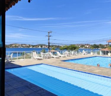 Sao Pedro da Aldeia Apartamento | À 20min da PRAIA do Forte - TOP 1 QUARTO com ESTACIONAMENTO em Condomínio com VISTA INCRIVEL - PORTARIA 24h, PISCINA, Sauna e Parquinho Infantil - Apartamento com Ar condicionado, Smart TV, Wi-Fi, Cozinha Completa, apenaaldeia
