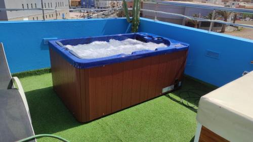 Playa de Arinaga Apartamento | Ático Arinaga con vistas , jacuzzi , terraza y barbacoa