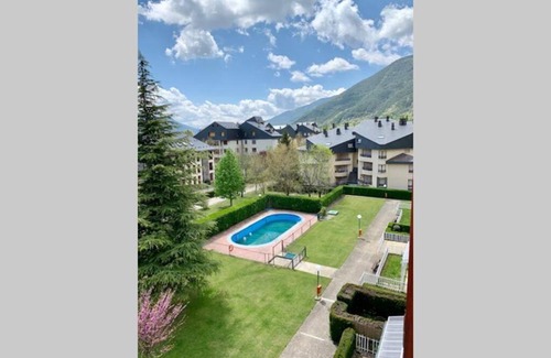 Biescas Apartamento | Ático en Biescas con piscina, chimenea y garaje