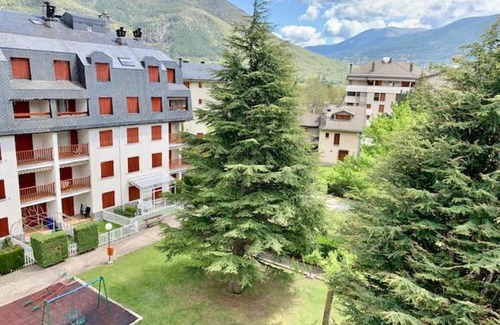 Biescas Apartamento | Ático en Biescas con piscina, chimenea y garaje