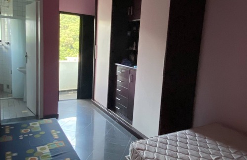 Vila Julia Apartamento | Ótimo Apartamento Começo da Enseada ao Lado do Mercado Pão de Açúcar,