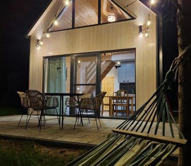 Parchowo Casa | Żywiołowo - domki w stylu stodoły z placem zabaw i stawem - ZIEMIA