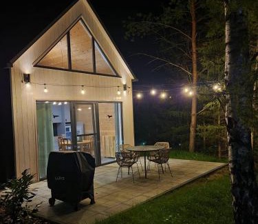 Parchowo Casa | Żywiołowo - domki w stylu stodoły z placem zabaw i stawem - ZIEMIA