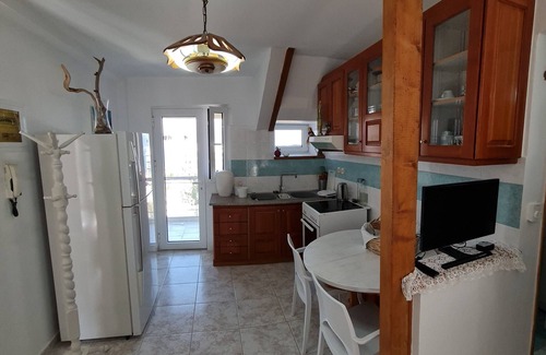 Kamena Vourla Apartamento | Ανακαινισμένο loft,2ου ορόφου,θέα στη θάλασσα και το βουνό,150μ από την θάλασσα.