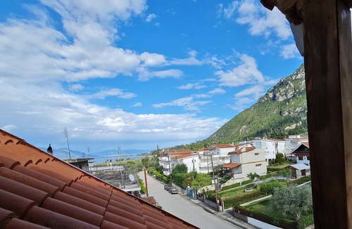 Kamena Vourla Apartamento | Ανακαινισμένο loft,2ου ορόφου,θέα στη θάλασσα και το βουνό,150μ από την θάλασσα.
