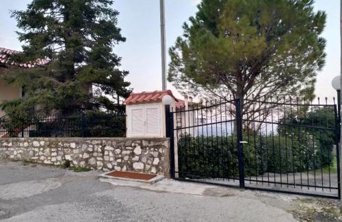 Mikani Apartamento | Παραδοσιακό ισόγειο διαμέρισμα με τζάκι κοντά στην Αράχωβα
