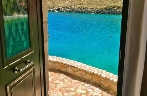 East Mani Casa | Παραλία «Αμπελο» Διαμέρισμα πάνω στη θάλασσα