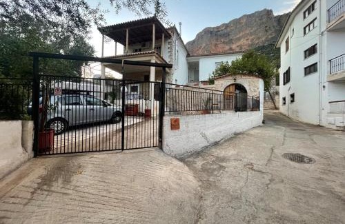 Leonidio Casa | Το σπίτι του Καντήλα