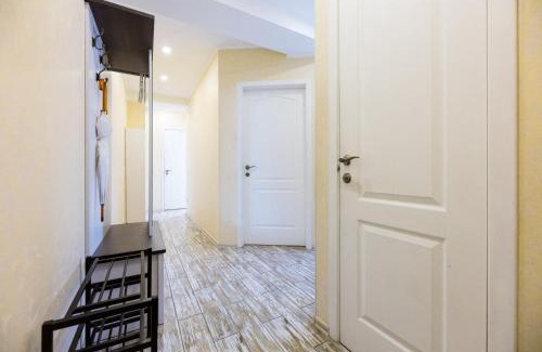 Dniprovs'kyi District Apartamento | Апартаменти Дарницька площа