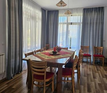 Elena Casa | Бадевски рай-къща Надежда