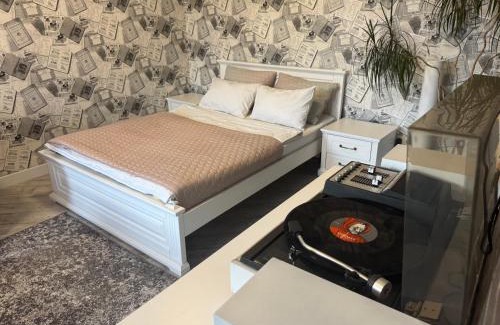 Kryvyi Rih Apartamento | вражаючі LUX апартаменти на центральному проспекті, програвач вінілу з платівками, великий Smart TV,преміум-підписки YouTube та онлайн-кінотеатрів , кавомашина, відкритий балкон, ЗВІТНІ ДОКУМЕНТИ