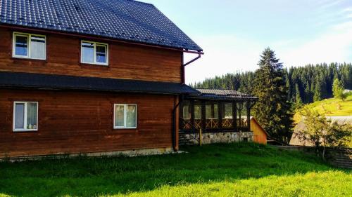 Yablunytsya Casa | Гостьовий дім "У Ані"