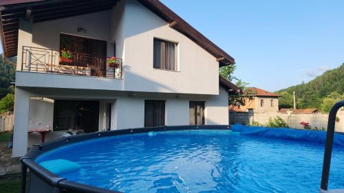 Beli Osum Casa | Двете къщи в планината
