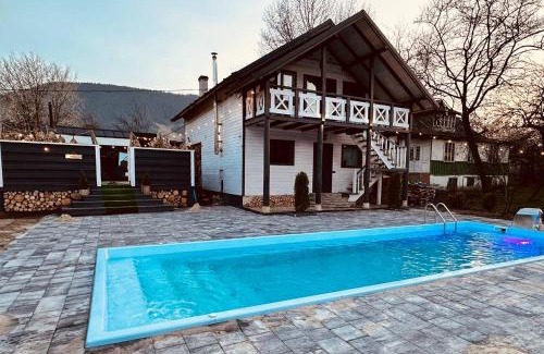 Verkhovyna Cabina | Карпатське Щастя