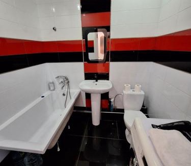 Sukhinovka Apartamento | Квартира в Розсошенцях з Великим ліжком ванною і кондиціонеромrtments Документи для відряджень