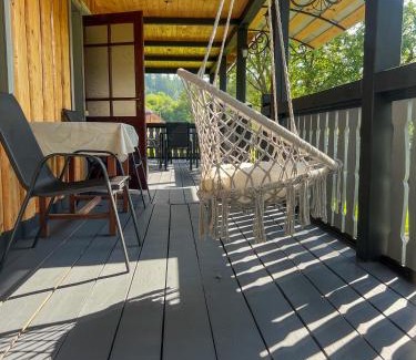 Verkhovyna Apartamento | Котедж Шум Черемоша на березі річки