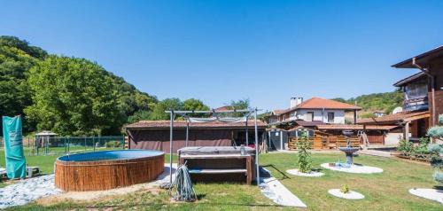 Mladezhko Casa | къща за гости Зеленият двор
