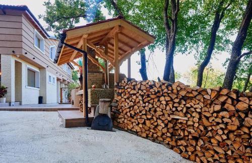 Elhovo Villa | Къща за гости Свети Петър и Павел