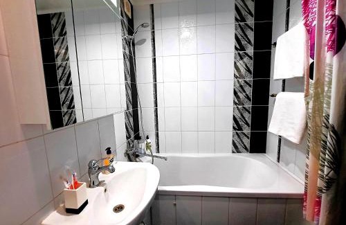 Sukhinovka Apartamento | Один каштан Квартира у м Полтава Мережа Alex Apartments Документи для відряджень Безконтактне заселення 24-7