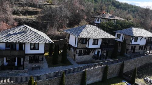 Leshten Casa | Трите къщи
