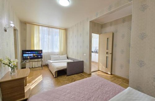Svitlogirske Apartamento | У центрі 2 кімнатна квартира біля ЦУМу з власною закритою парковкою. Мережа Alex Apartments