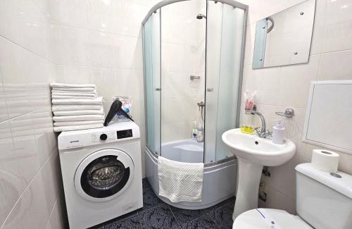 Svitlogirske Apartamento | У центрі 2 кімнатна квартира біля ЦУМу з власною закритою парковкою. Мережа Alex Apartments