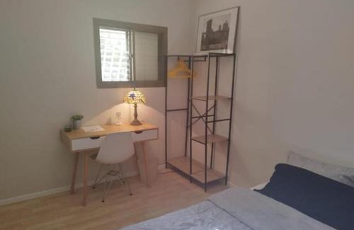 Holon Casa | חדר מקסים בדירה בה אנו גרים בחולון קרוב לתל אביב וחוף הים כולל מקלט