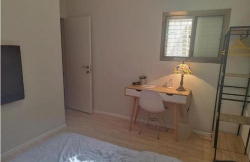 Holon Casa | חדר מקסים בדירה בה אנו גרים בחולון קרוב לתל אביב וחוף הים כולל מקלט