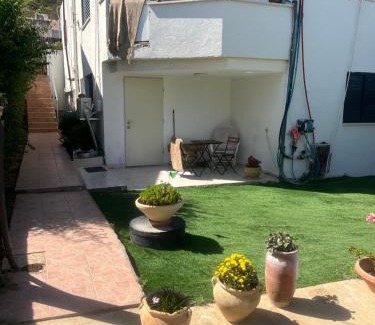 Qiryat Shemona Apartamento | יחידית דיור משופצת עם גינה ומקלט - היחידה בגליל