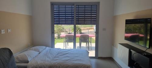 Ma'ayan Baruch Cabina | כחול ולבן