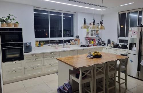 Hod HaSharon Apartamento | כמו וילה במרכז השרון
