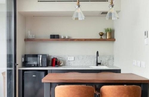Tel Aviv Apartamento | מסבלטים את הבית הכי מדהים בתל אביב , לב תל אביב, 4 דקות הליכה מהים , ,בתי קפה