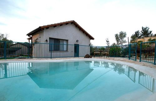 Livnim Casa | מתחם "חוויה של שקט"- עם בריכה משותפת קרוב לכנרת