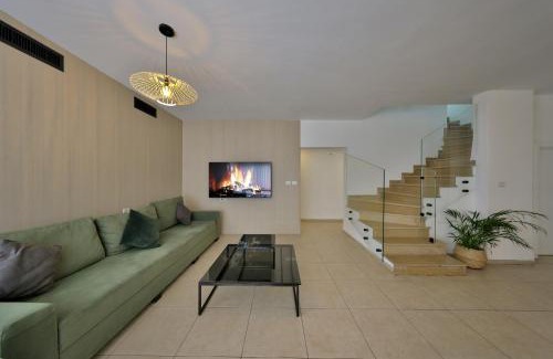 Nahariya Apartamento | פנטהאוז 125 - פנטהאוז, דירת אירוח וגג מהמם לאירועים עם בריכה וגקוזי