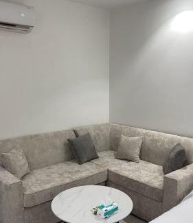 Al Kharj Apartamento | استديو بسرير ماستر وجلسه جانبيه