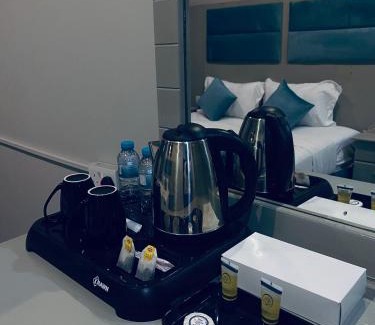 Khamis Mushait Hotel | جناح ديلوكس غرفة وصالة في موقع مميز - مرخصة ضيافة خاصة -