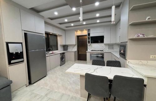 Al Jubeiha Apartamento | شقة واسعة مع ترس كبير