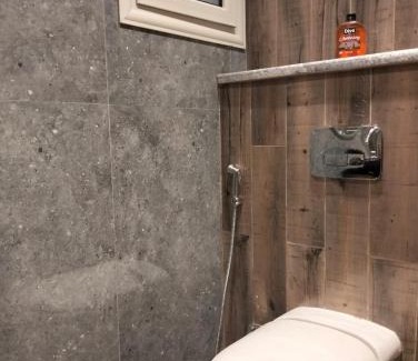 Al Duqqi Apartamento | شقه فندقيه