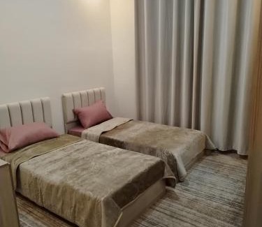 Amman Apartamento | طبربور خلف صالة ليالي الشرق مفروش طابق ثاني ثلاث غرف واحده ماستر سته اسره ثلاث حمامات صاله ضيوف ومطبخ مفتوح على بعض مصعد