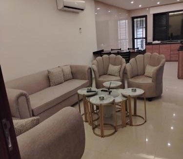 Amman Apartamento | طبربور خلف صالة ليالي الشرق مفروش طابق ثاني ثلاث غرف واحده ماستر سته اسره ثلاث حمامات صاله ضيوف ومطبخ مفتوح على بعض مصعد