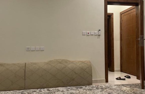 Al Riyadh Apartamento | غرفة كبيرة مع دورة مياه مجهزة بالكامل مدخل خاص