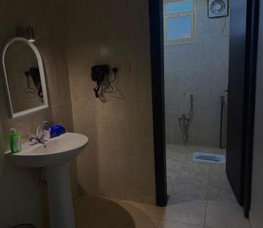 Buraydah Apartamento | غرفة وصالة بدخول ذكي