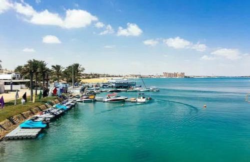 Marina El Alamein Chalet De Esquí | للإيجار 4 غرف أول صف بحر مارينا الساحل الشمالي العلمين 0ج