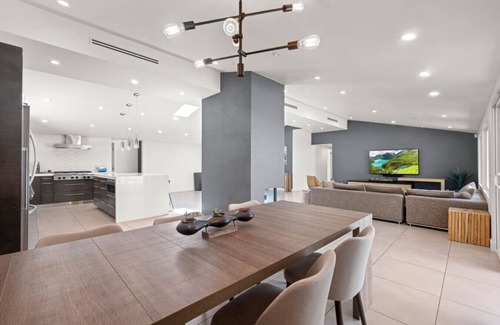 Woodland Hills Casa | ৎ୭ Hillside Modern Retreat ৎ୭W/pool,BBQ& MORE