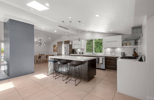Woodland Hills Casa | ৎ୭ Hillside Modern Retreat ৎ୭W/pool,BBQ& MORE