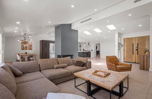 Woodland Hills Casa | ৎ୭ Hillside Modern Retreat ৎ୭W/pool,BBQ& MORE