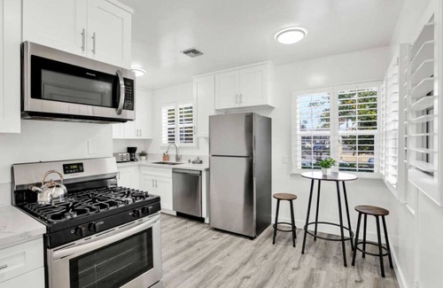 Reseda Casa | ৎ୭Charming Gilmore in Resedaৎ୭ Fullyfurnished